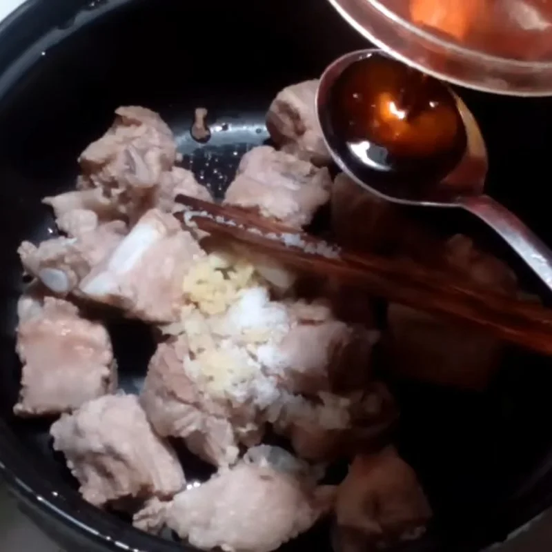Step 2 Marinate the ribs Braised ribs with bamboo shoots