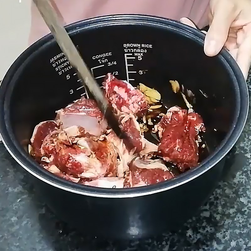 Step 3 Marinate the beef ribs Beef ribs stewed with soy sauce