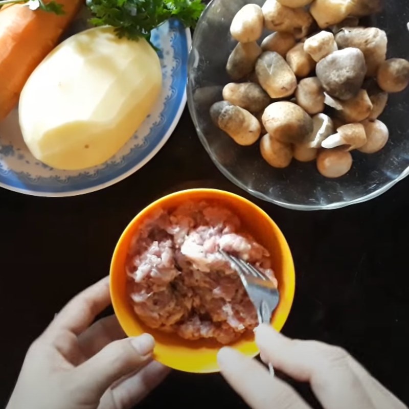 Step 2 Marinate minced meat for Mushroom Porridge with minced meat