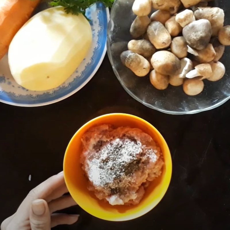 Step 2 Marinate minced meat for Mushroom Porridge with minced meat