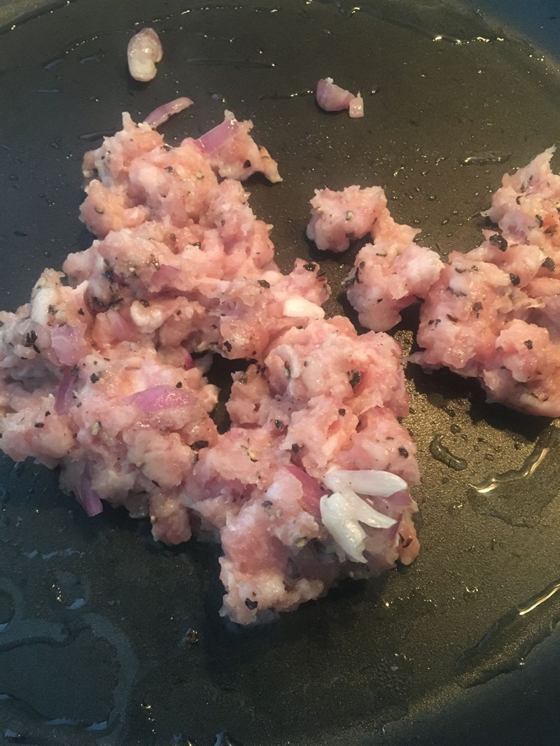 Step 2 Stir-fry minced meat for minced meat carrot porridge