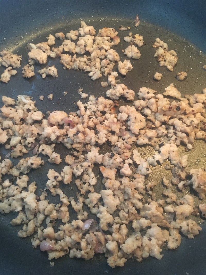 Step 2 Stir-fry minced meat for minced meat carrot porridge