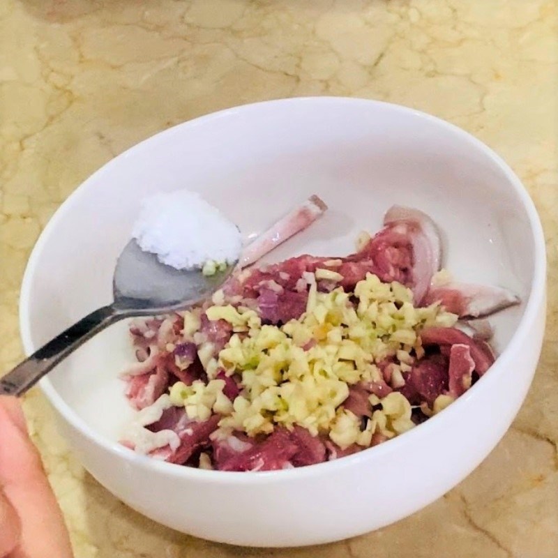 Step 2 Marinating goat meat Goat meat stir-fried with pepper leaves (Recipe shared by users)