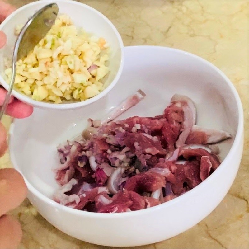 Step 2 Marinating goat meat Goat meat stir-fried with pepper leaves (Recipe shared by users)