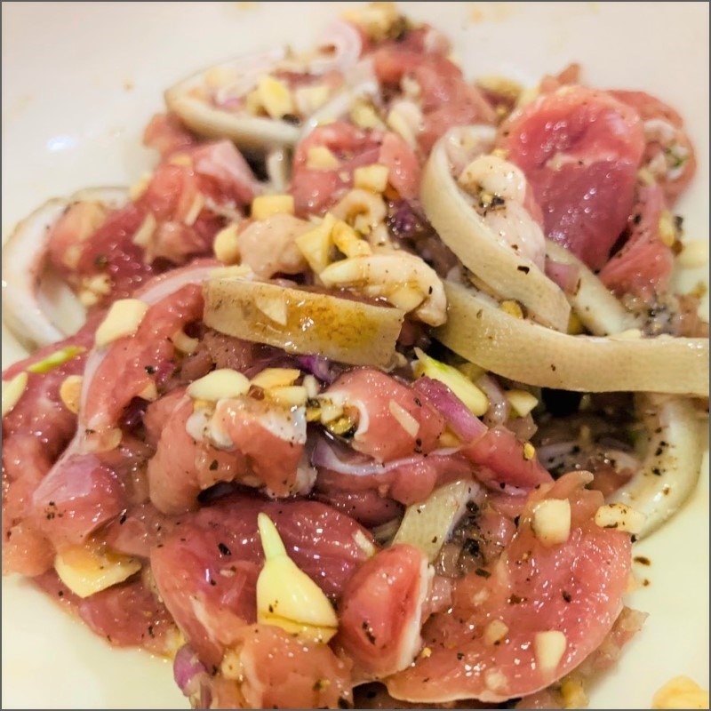 Step 2 Marinating goat meat Goat meat stir-fried with pepper leaves (Recipe shared by users)