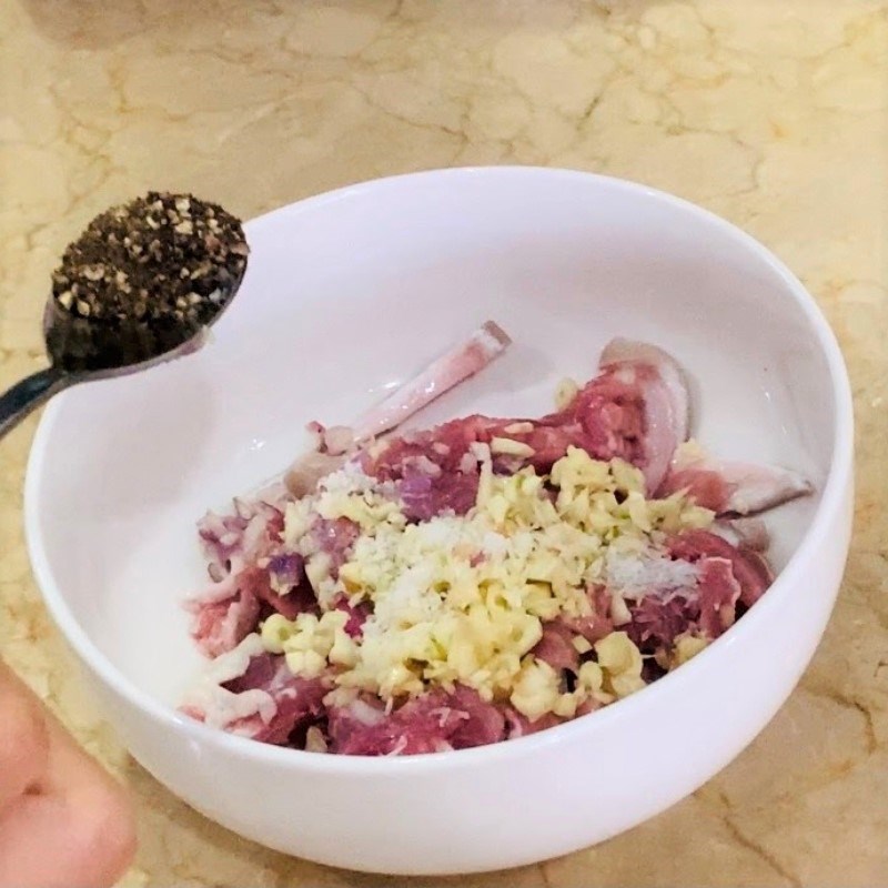 Step 2 Marinating goat meat Goat meat stir-fried with pepper leaves (Recipe shared by users)