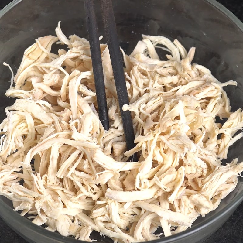 Step 5 Marinate the chicken Spicy shredded chicken (spicy chicken floss)