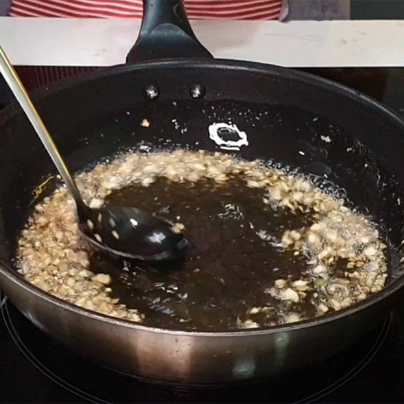 Step 4 Marinating and stir-frying the fish stomach Fish stomach hotpot with green peppercorns