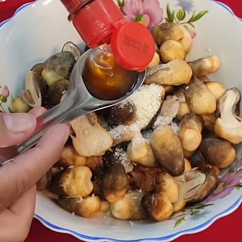 Step 2 Marinate and stir-fry coconut heart with mushrooms
