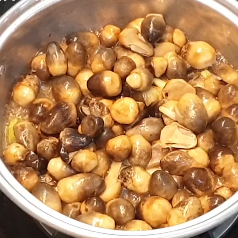 Step 2 Marinate and stir-fry coconut heart with mushrooms