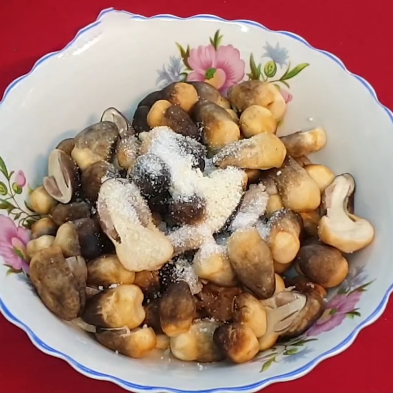 Step 2 Marinate and Stir-Fry the Mushrooms for Coconut Heart Braised with Mushrooms