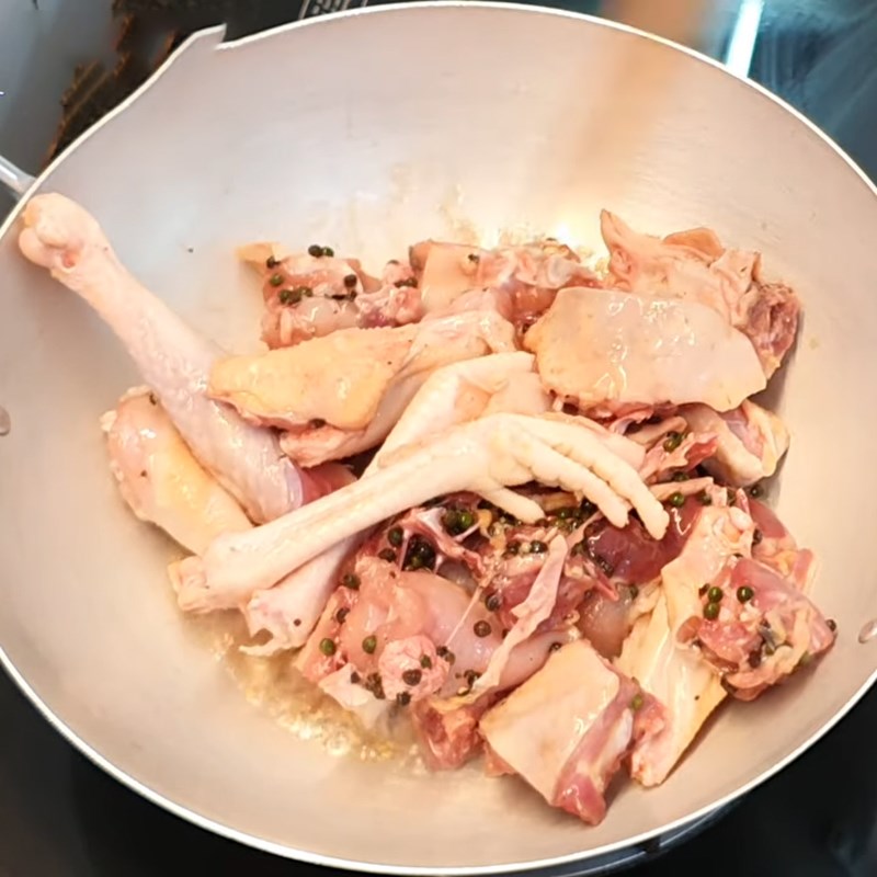Step 3 Marinate and stir-fry chicken Chicken hotpot with green pepper
