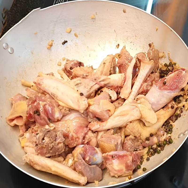 Step 3 Marinate and stir-fry chicken Chicken hotpot with green pepper