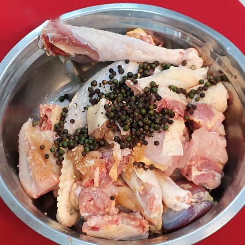 Step 3 Marinate and stir-fry chicken Chicken hotpot with green pepper