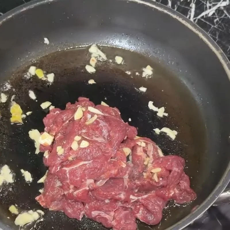Step 2 Marinate and stir-fry the beef Stir-fried Bo Khai with Beef