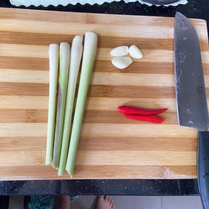 Step 2 Prepare other ingredients Stir-fried green mussels with lemongrass and chili