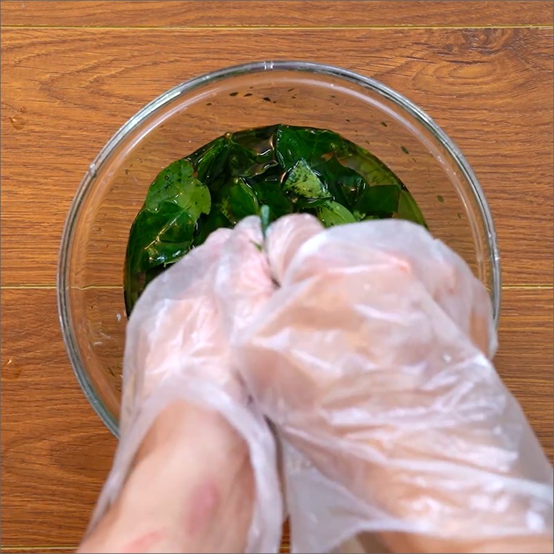 Step 1 Crush găng leaves for fresh găng jelly