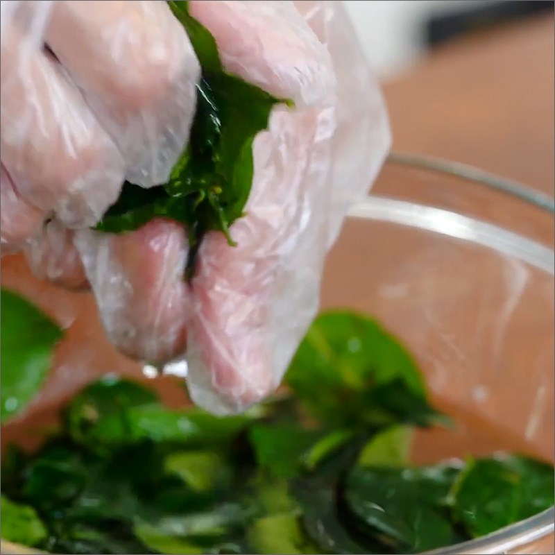 Step 1 Crush găng leaves for fresh găng jelly