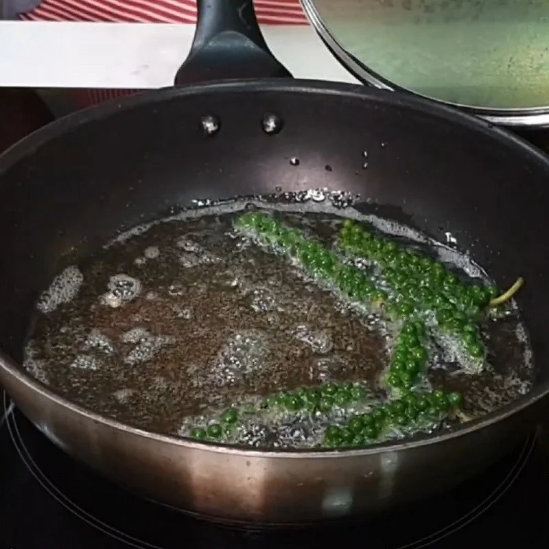 Step 4 Marinating and stir-frying the fish stomach Fish stomach hotpot with green peppercorns