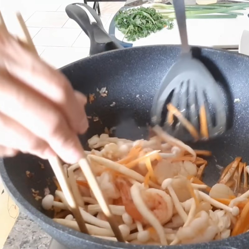 Step 4 Stir-fry the ingredients Seafood stir-fried Pho