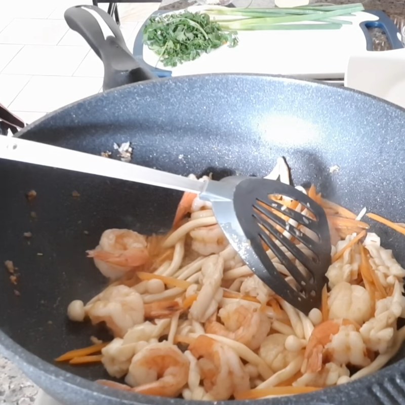 Step 4 Stir-fry the ingredients Seafood stir-fried Pho