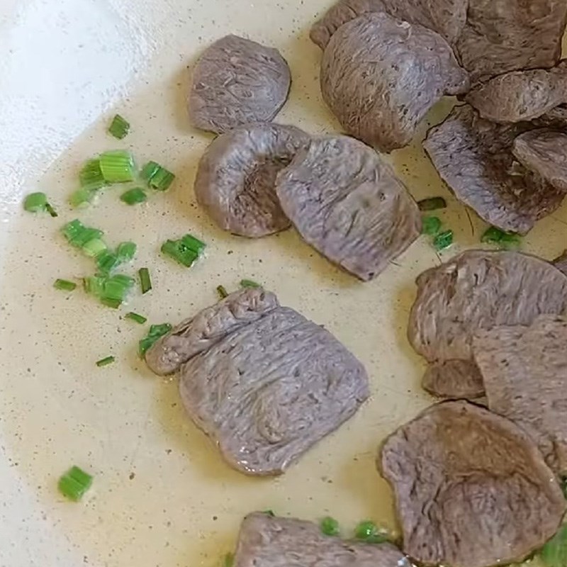 Step 2 Stir-frying the ingredients for vegetarian beef skewers