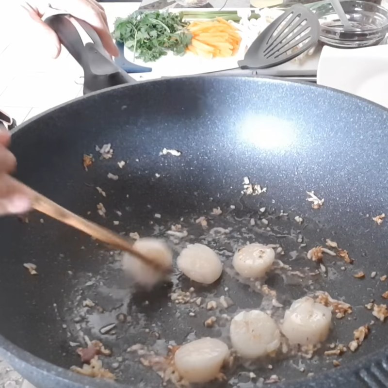 Step 4 Stir-fry the ingredients Seafood stir-fried Pho