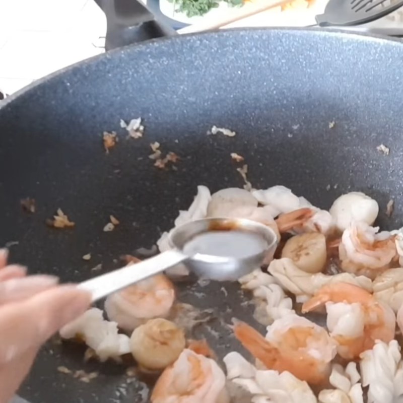 Step 4 Stir-fry the ingredients Seafood stir-fried Pho