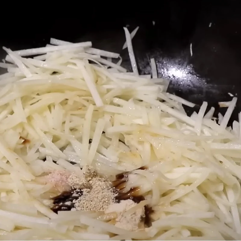 Step 3 Stir-frying cassava for savory spring rolls