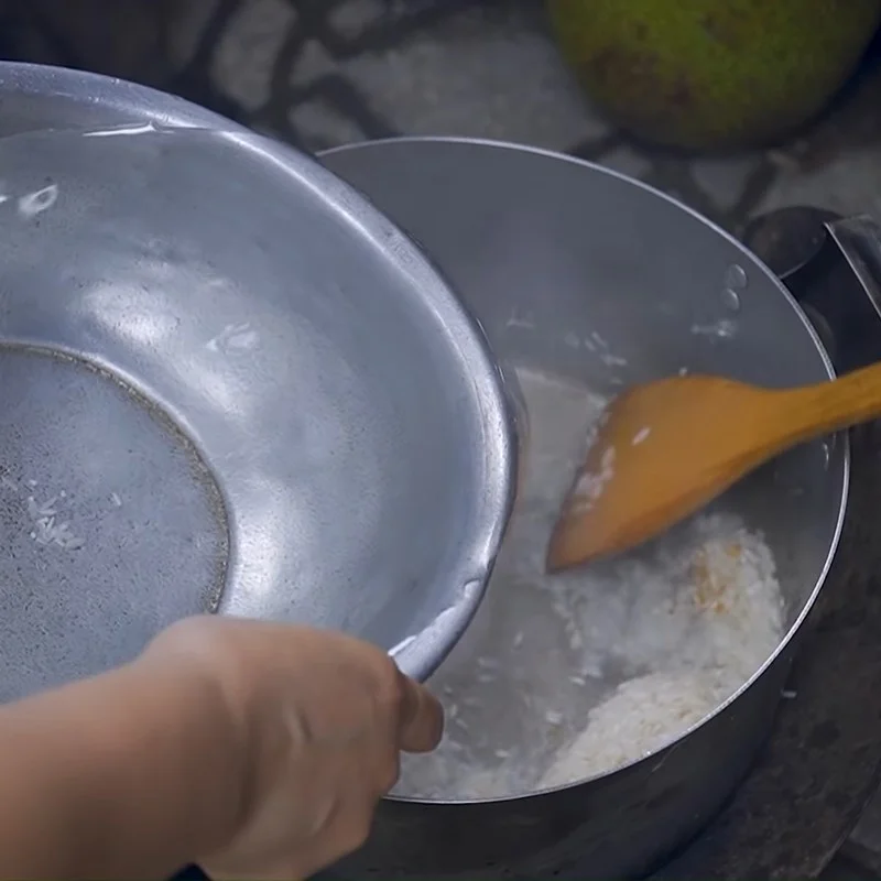 Step 2 Sauté the rice and cook the porridge for Beef Mushroom Porridge