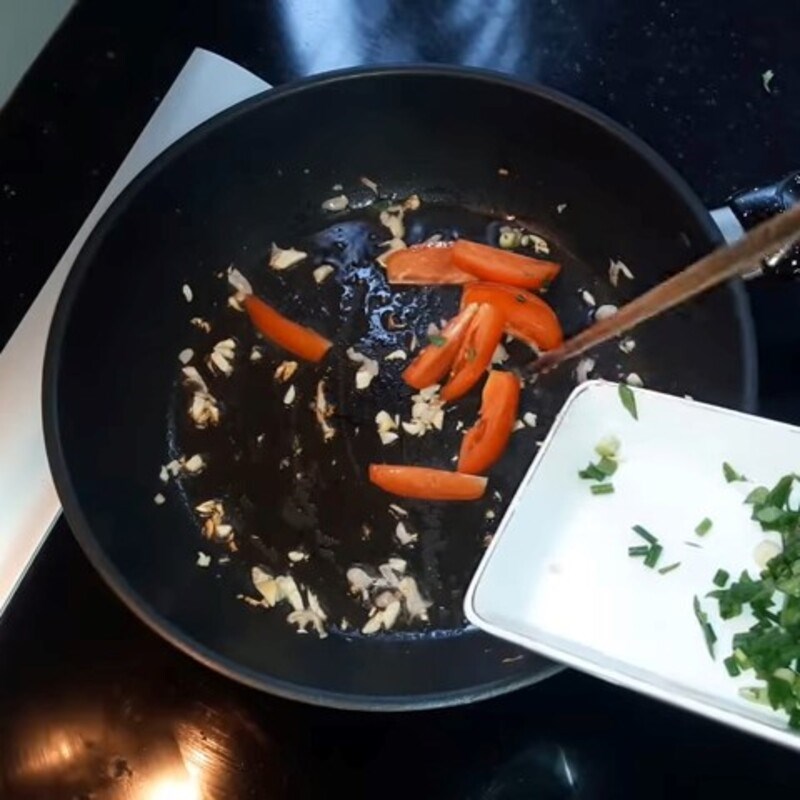 Step 3 Stir-fry the pig's intestines