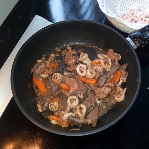 Step 3 Stir-fry the pig's intestines