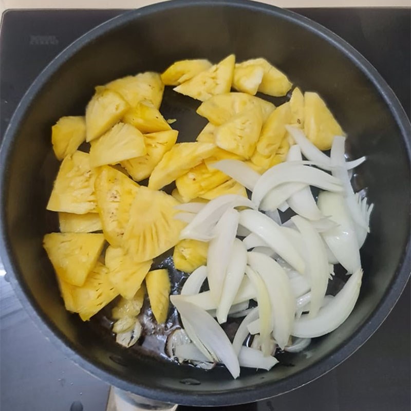 Step 2 Stir-fried pig intestines with pineapple Stir-fried pig intestines with pineapple