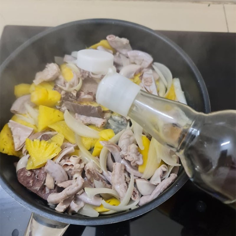 Step 2 Stir-fried pig intestines with pineapple Stir-fried pig intestines with pineapple