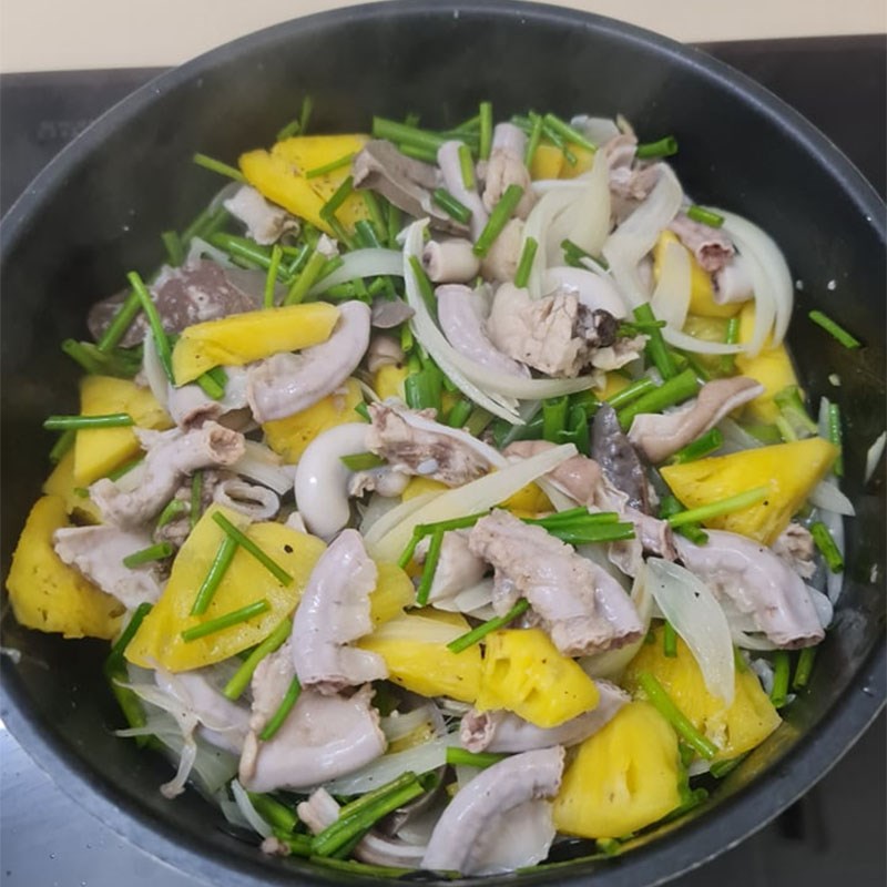 Step 2 Stir-fry pig intestines with pineapple Stir-fried pig intestines with pineapple