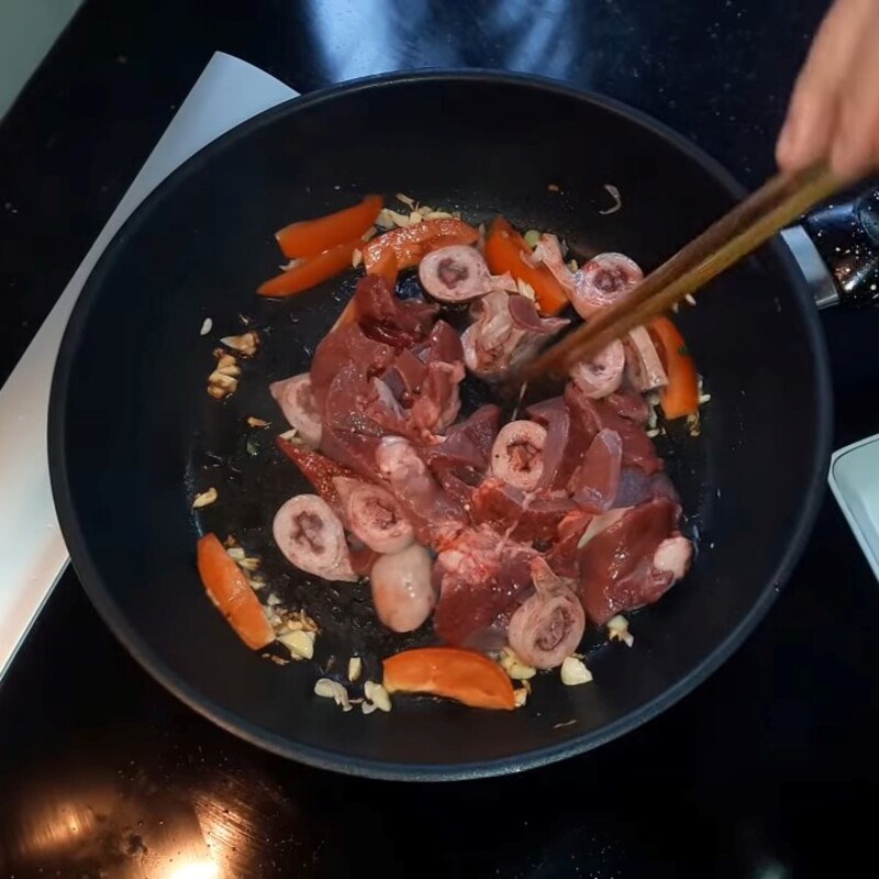 Step 3 Stir-fry the pig's intestines