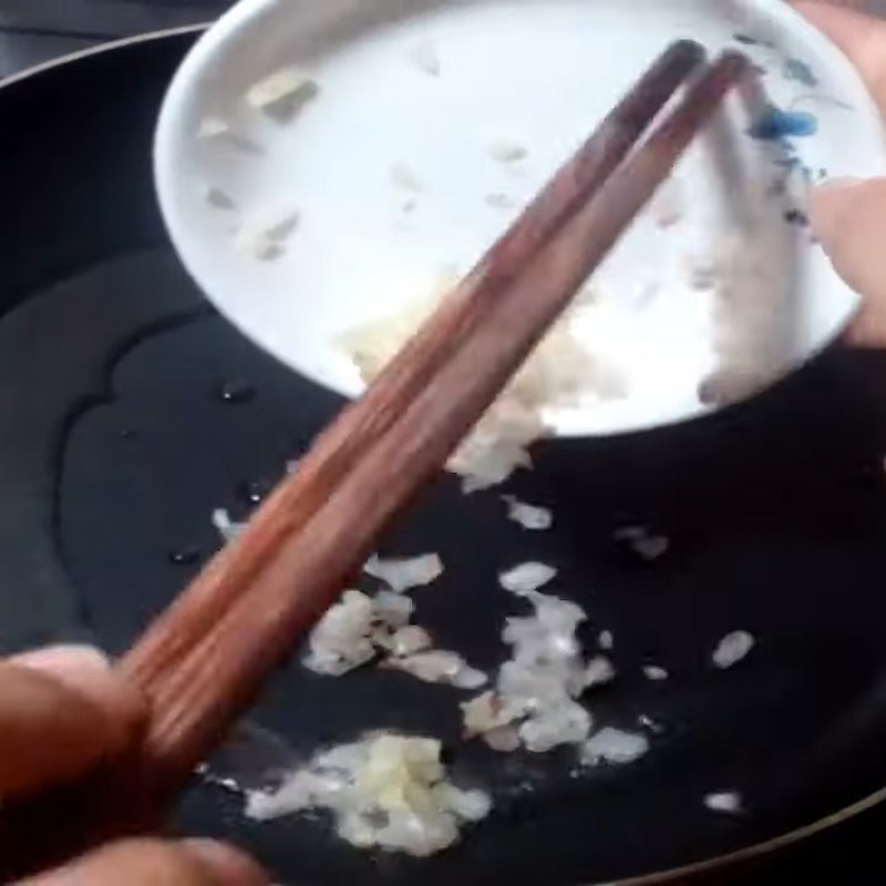 Step 4 Stir-fry bamboo shoots Braised ribs with bamboo shoots