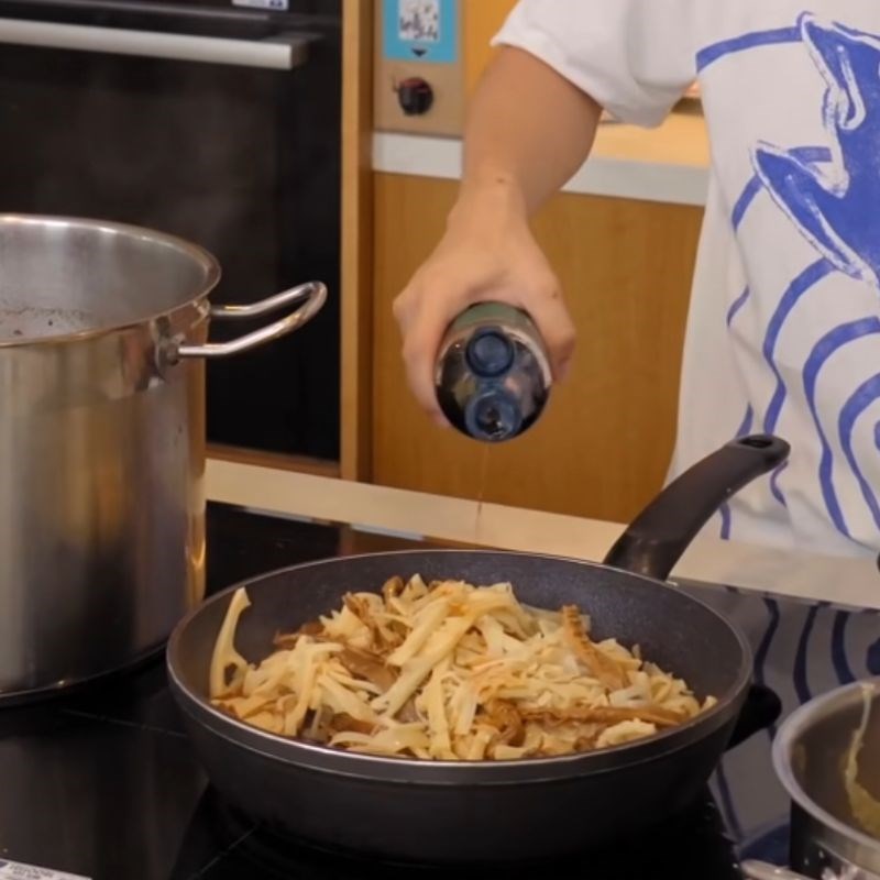 Step 4 Stir-frying bamboo shoots for Noodle with dried bamboo shoots