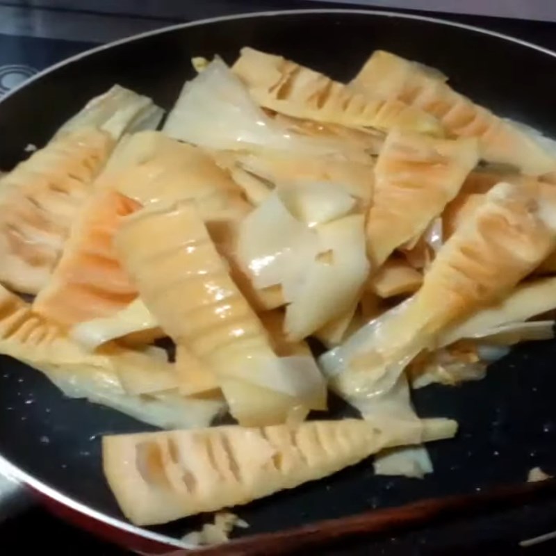 Step 4 Stir-fry bamboo shoots Braised ribs with bamboo shoots