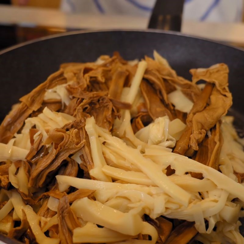 Step 4 Stir-frying bamboo shoots for Noodle with dried bamboo shoots