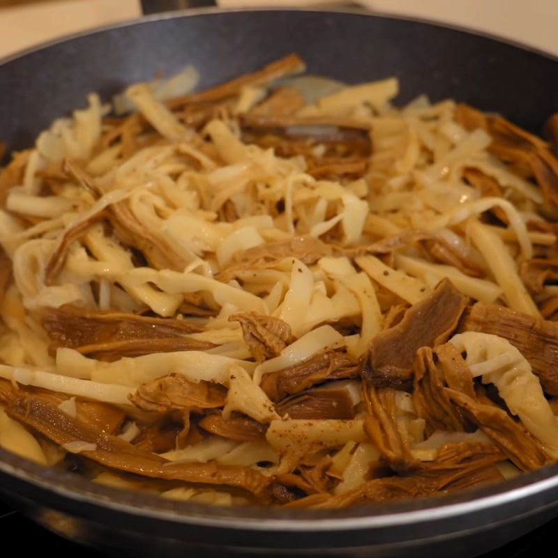 Step 4 Stir-frying bamboo shoots for Noodle with dried bamboo shoots