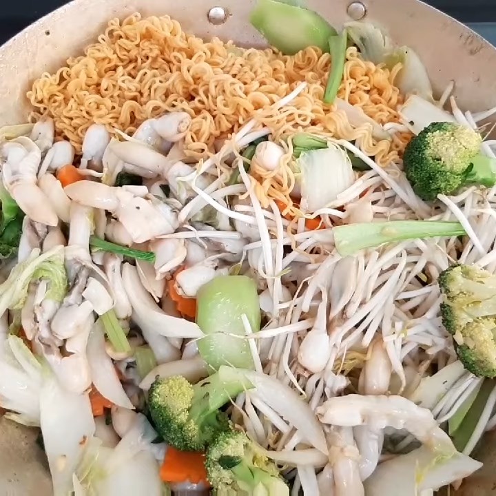 Step 5 Stir-fried Noodles with Razor Clams and Vegetables