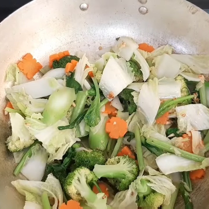 Step 5 Stir-fried Noodles with Razor Clams and Vegetables