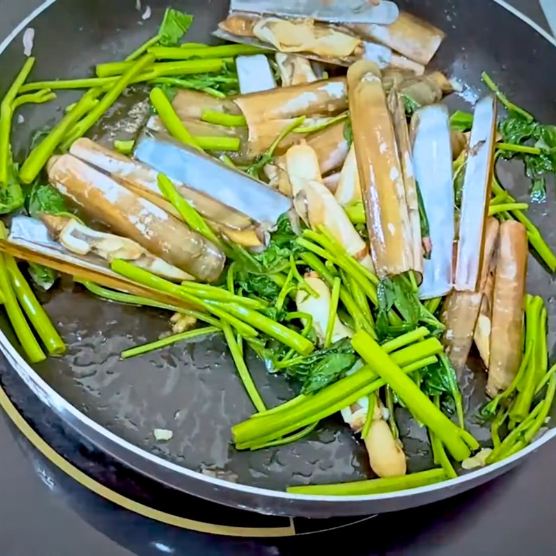 Step 4 Stir-fried noodles Stir-fried razor clams with water spinach