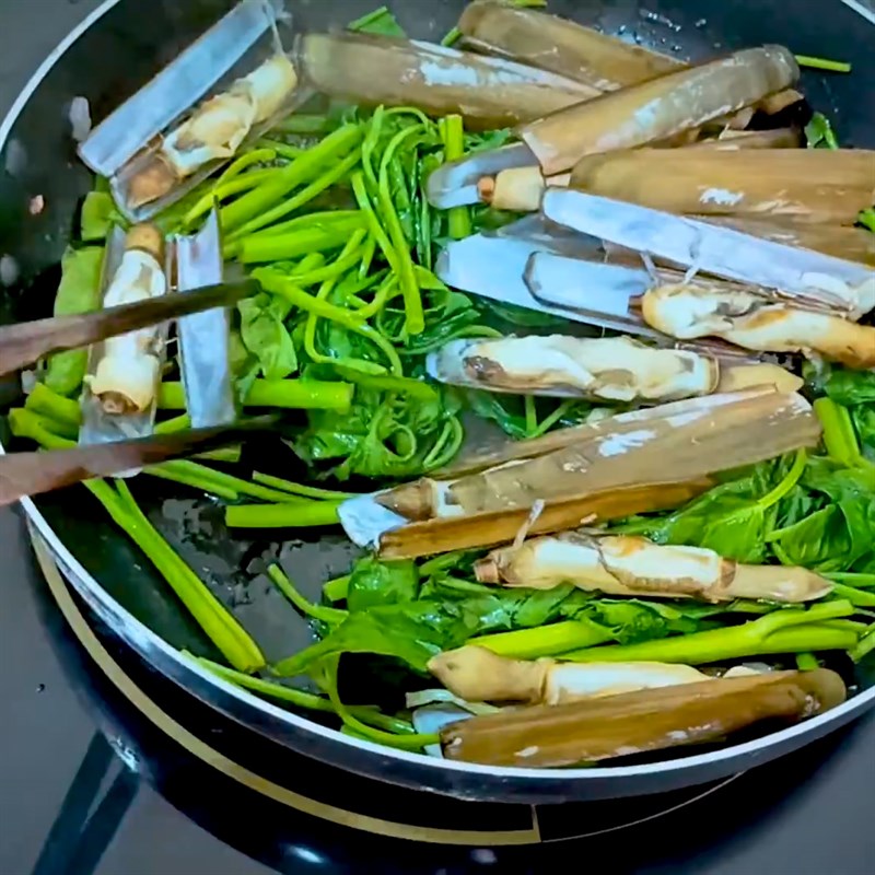 Step 4 Stir-fried noodles Stir-fried razor clams with water spinach