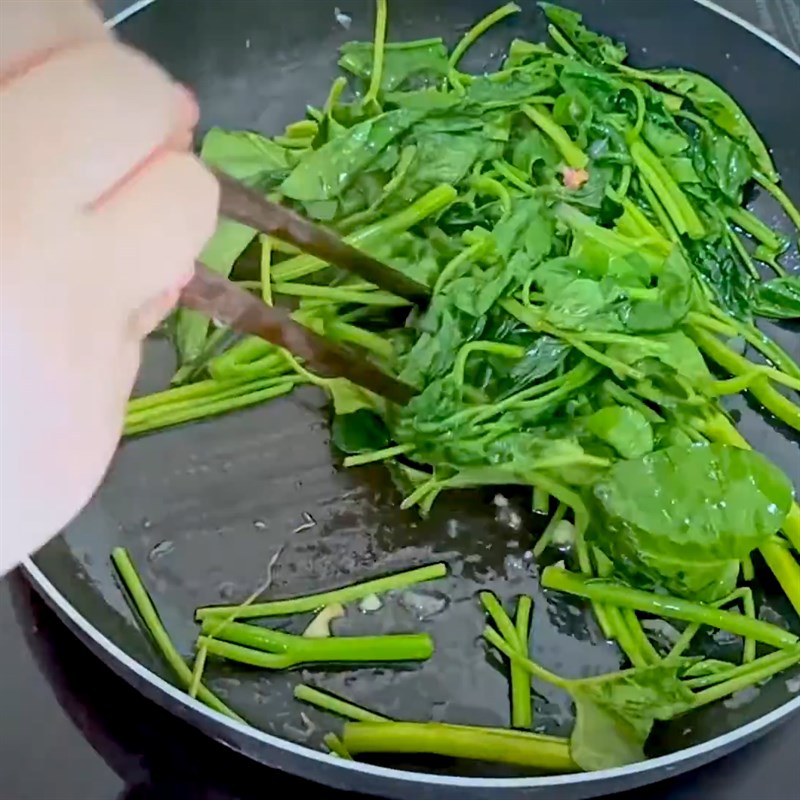 Step 4 Stir-fried noodles Stir-fried razor clams with water spinach