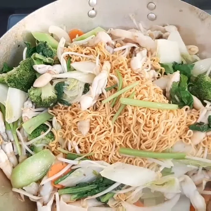 Step 5 Stir-fried Noodles with Razor Clams and Vegetables