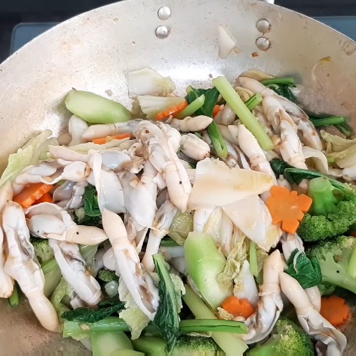 Step 5 Stir-fried Noodles with Razor Clams and Vegetables