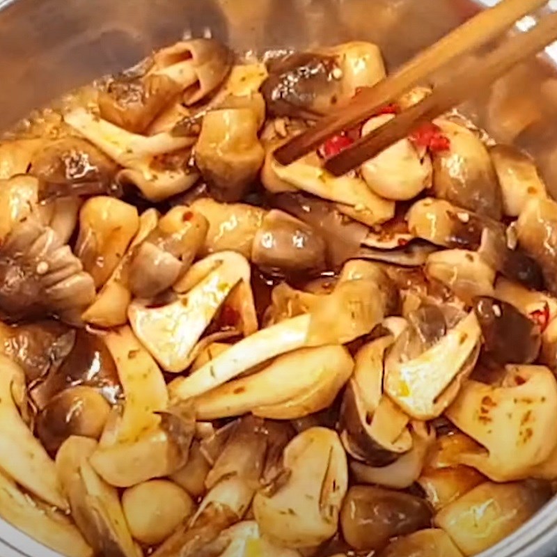 Step 3 Stir-fry mushrooms Stir-fried straw mushrooms with satay
