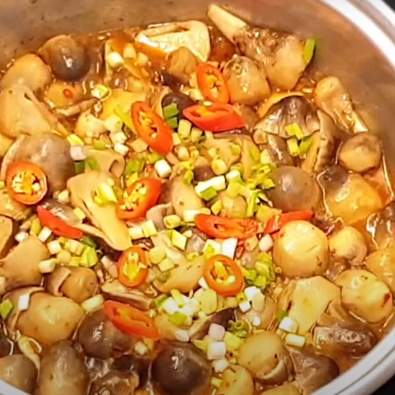 Step 3 Stir-fry mushrooms Stir-fried straw mushrooms with satay